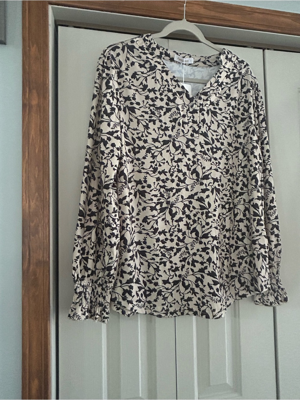 Women’s Tops bundle 5 Tops Large & Medium